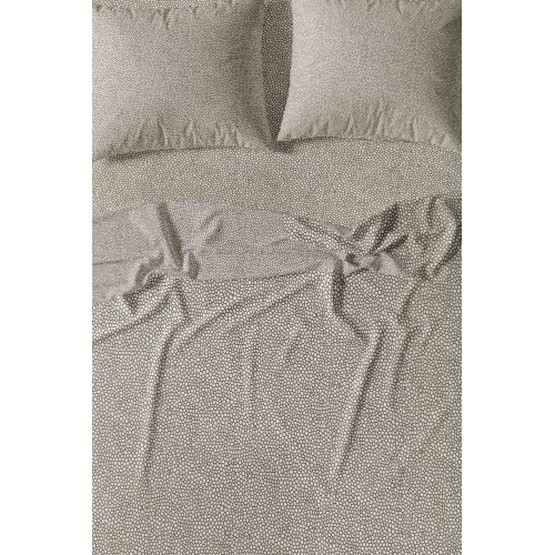 Détail en flanelle 100 % coton polaire avec un traitement anti-boulochement qui ne fait pas d’histoires