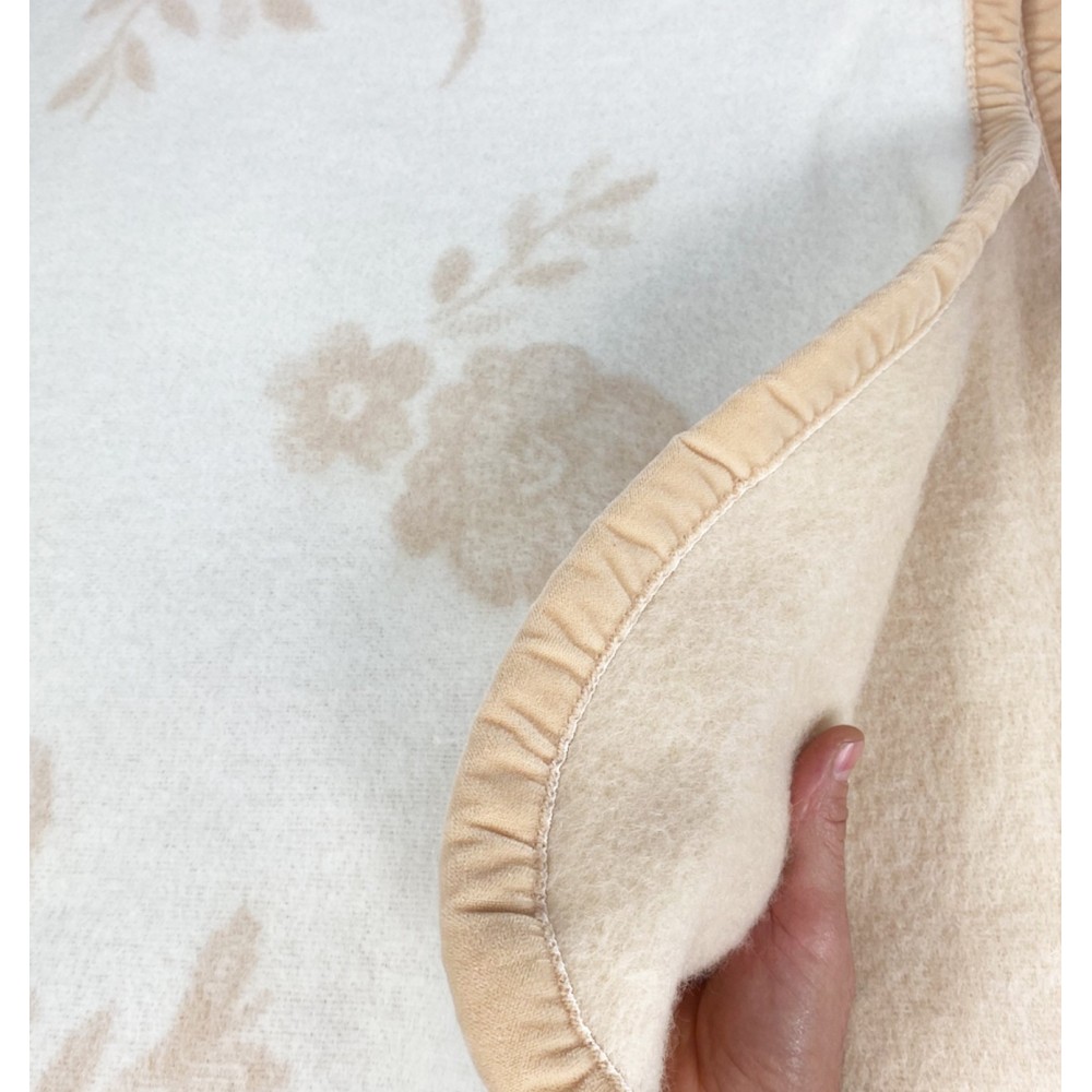 Coperta in pura lana vergine in un bel disegno classico sul beige