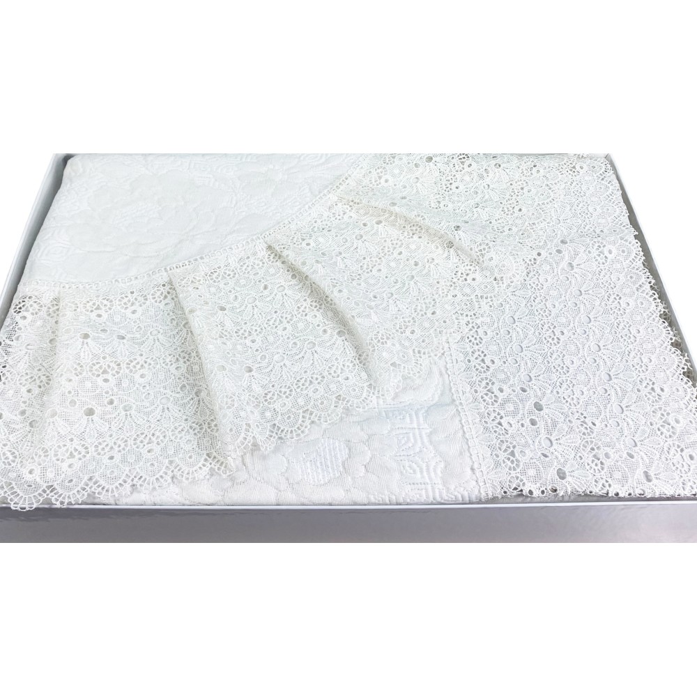 Colcha acabada con macramé y empaquetada en un elegante baúl