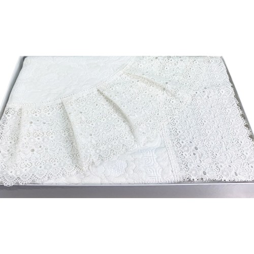 Tagesdecke mit Makramee veredelt und in einem eleganten Koffer verpackt