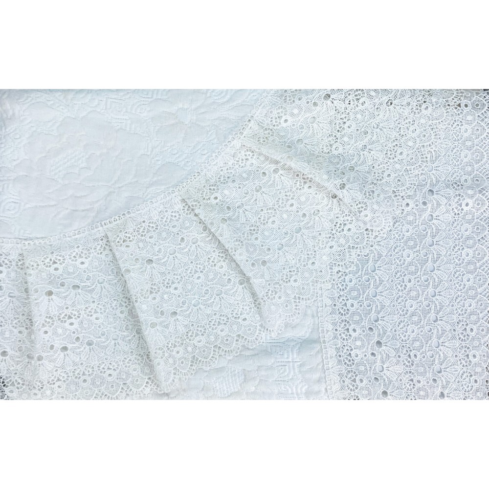 Bedspread finished with macramé and packaged in an elegant trunk