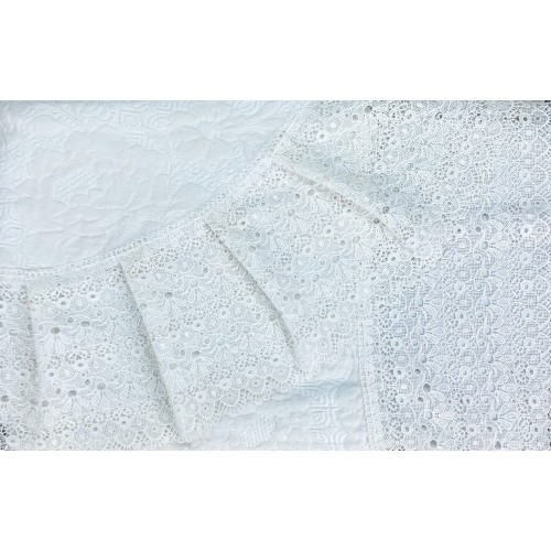 Bedspread finished with macramé and packaged in an elegant trunk