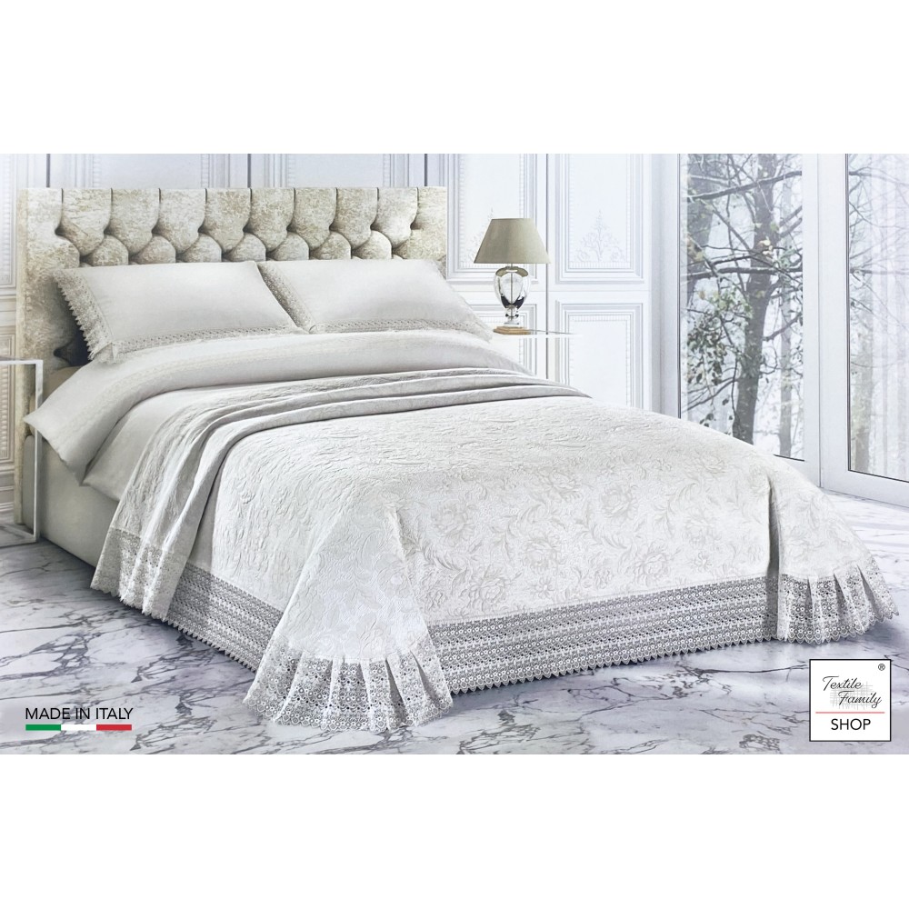 Copriletto rifinito con macramè e confezionato in un elegante bauletto