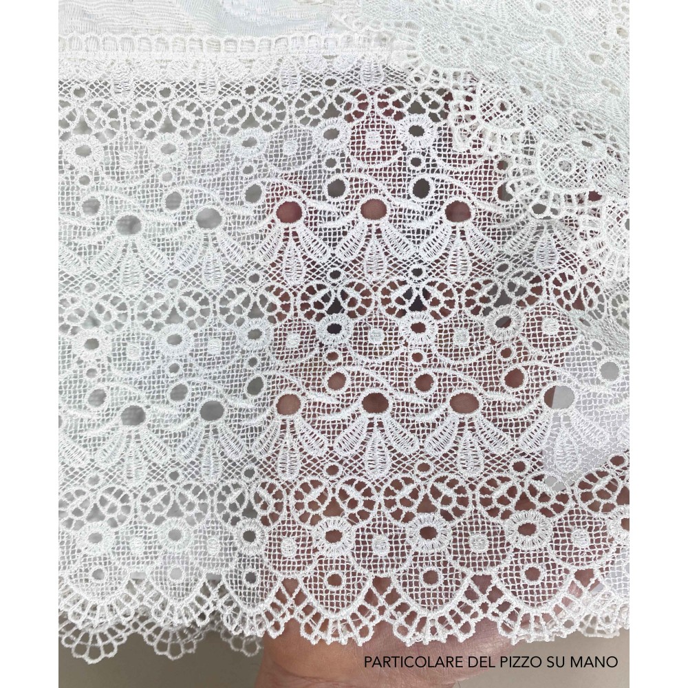 Colcha acabada con macramé y empaquetada en un elegante baúl