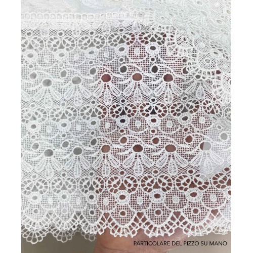 Tagesdecke mit Makramee veredelt und in einem eleganten Koffer verpackt
