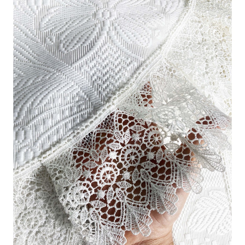 Bedspread finished with macramé and packaged in an elegant trunk