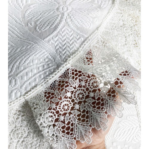 Tagesdecke mit Makramee veredelt und in einem eleganten Koffer verpackt