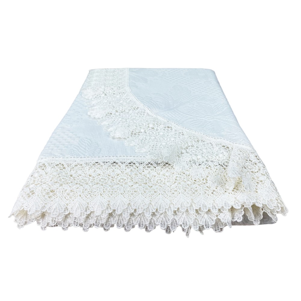 Tagesdecke mit Makramee veredelt und in einem eleganten Koffer verpackt