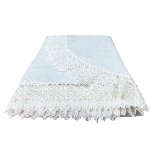 Colcha acabada con macramé y empaquetada en un elegante baúl