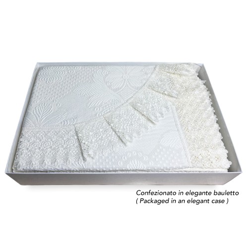 Tagesdecke mit Makramee veredelt und in einem eleganten Koffer verpackt
