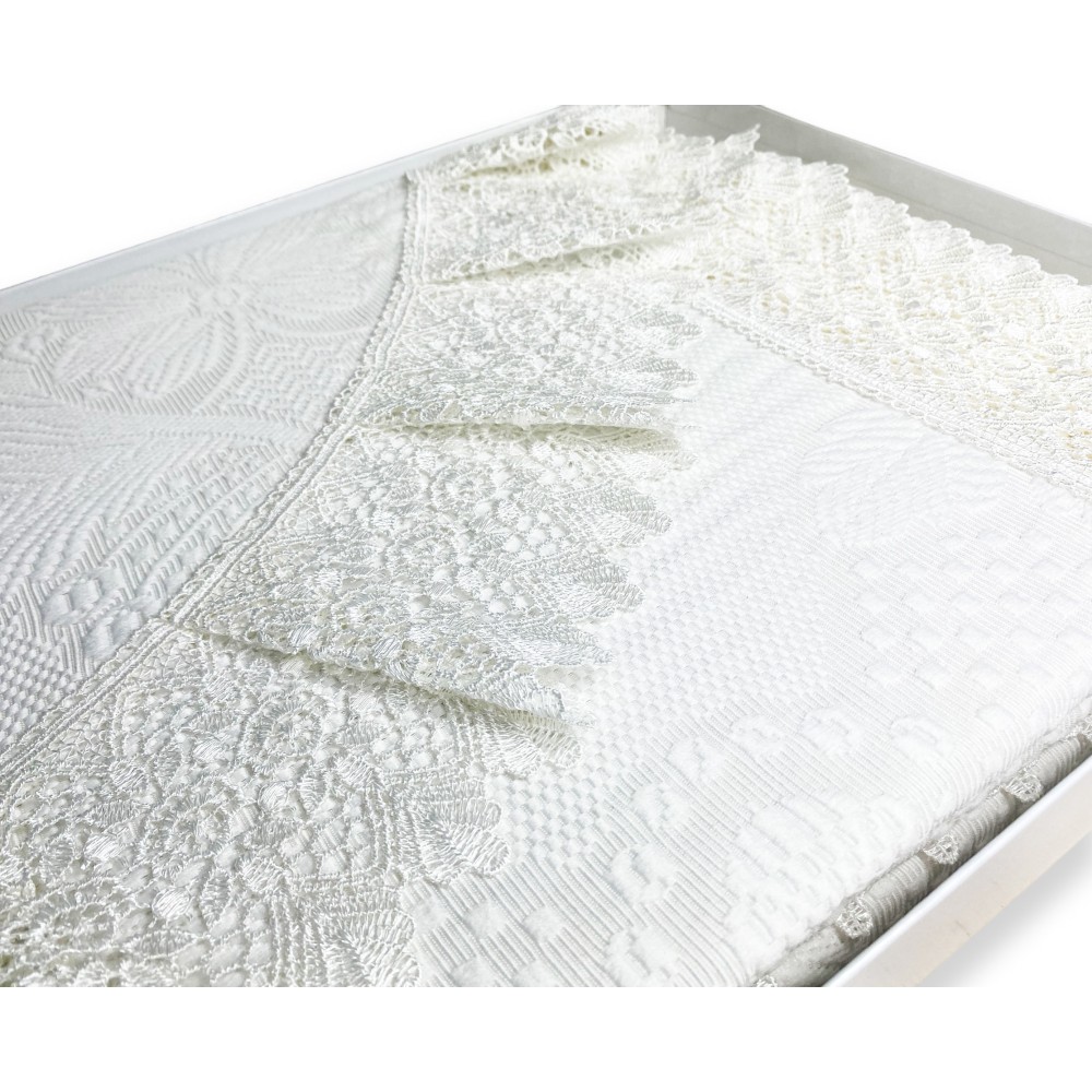 Bedspread finished with macramé and packaged in an elegant trunk