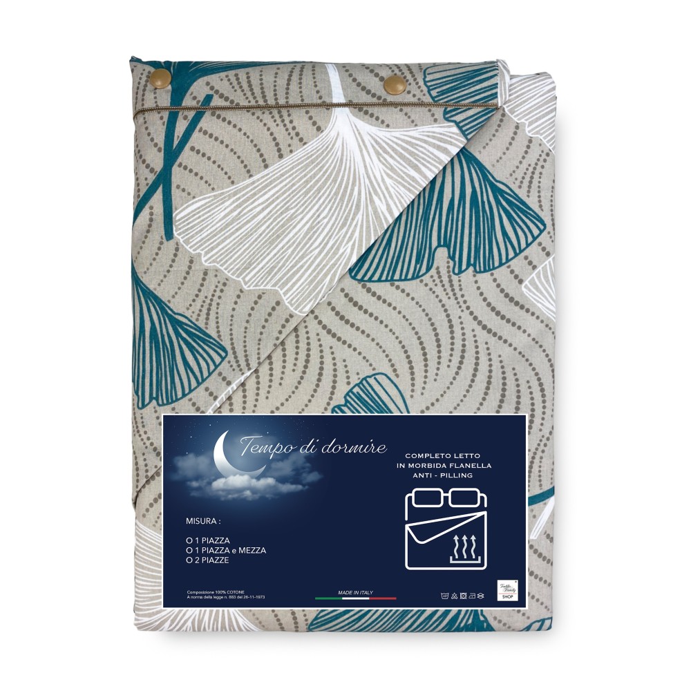 Feuille de flanelle Green Petales avec des fleurs blanches et vertes stylisées sur un fond gris colombe