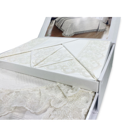 Malle, drap et couvre-lit avec dentelle, idée de mariée 2