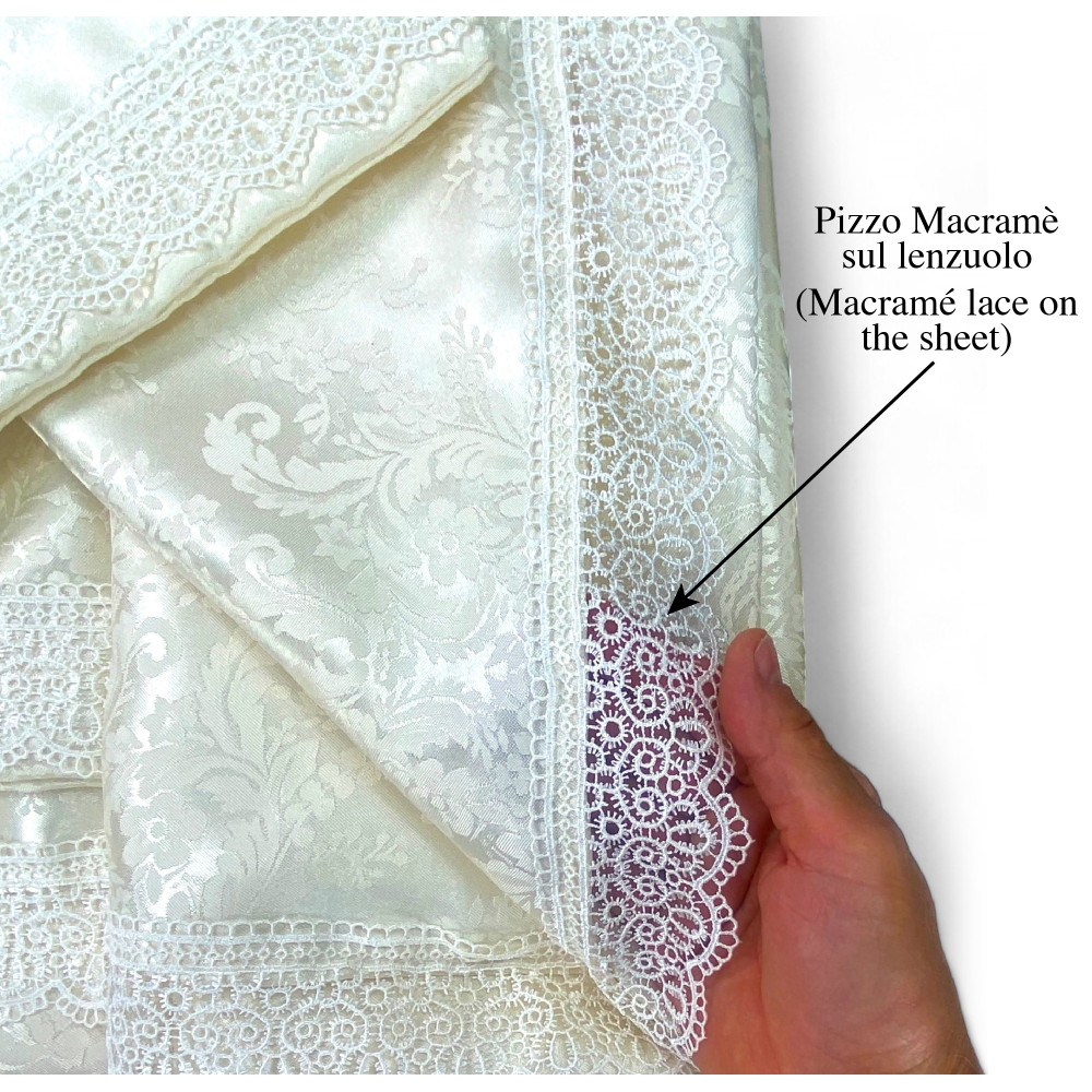 Set Letto Matrimoniale Regina - Lenzuola in Raso di Poliestere con Pizzo Macramè, Copriletto con Passamaneria, Made in Italy