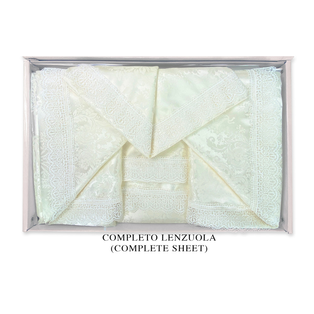 Set Letto Matrimoniale Regina - Lenzuola in Raso di Poliestere con Pizzo Macramè, Copriletto con Passamaneria, Made in Italy