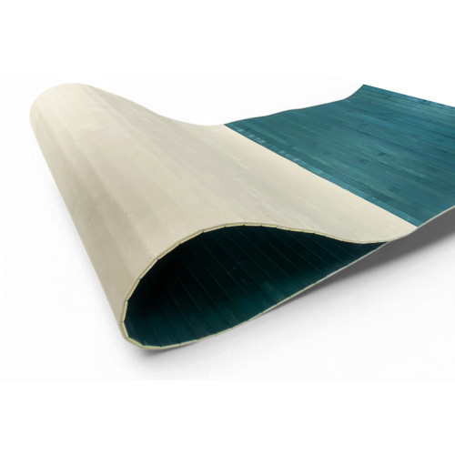 Détail de tapis en bambou bleu uni avec fond antidérapant