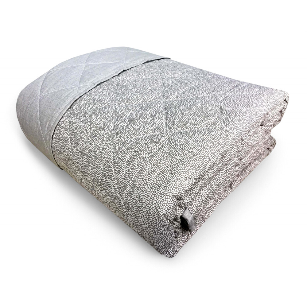 Colcha acolchada sobre beige