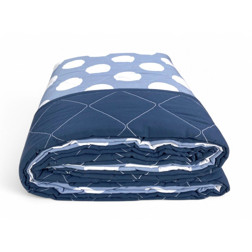 Einfarbige marineblaue Tagesdecke, passend zum Polka Dot-Design