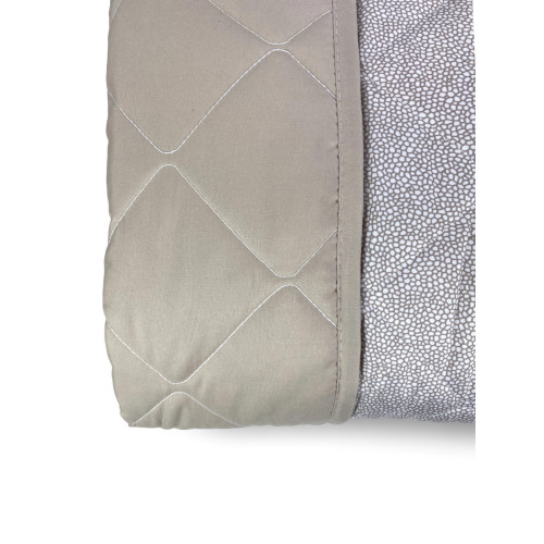 Couvre-lit uni beige clair, parfait pour un look élégant et discret