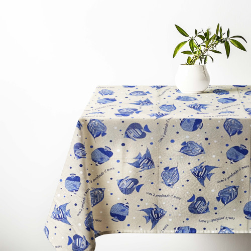 Mantel Dory "How Deep is the Sea" – Estampado de peces azules sobre fondo crudo – Made in Italy