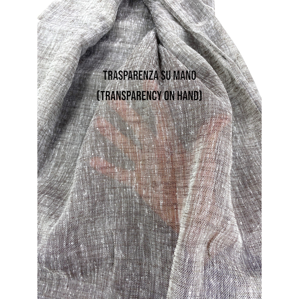 Tessuto semitrasparente della tenda Lara con trasparenza su mano.