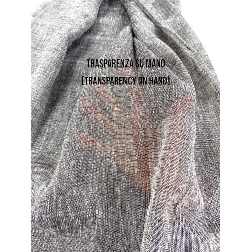 Tessuto semitrasparente della tenda Lara con trasparenza su mano.