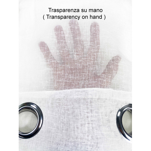 Tissu semi-transparent du rideau Simply avec transparence sur la main.