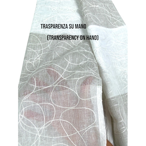 Dettaglio del tessuto semitrasparente della tenda Nettuno con righe ricamate.​