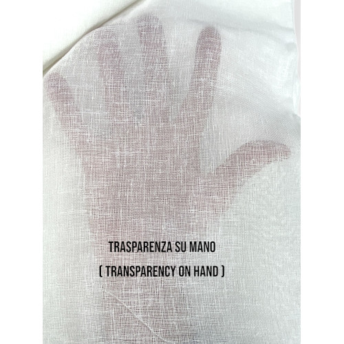 Tessuto semitrasparente con trasparenza su mano, look naturale