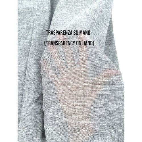 Dettaglio trasparenza su mano del tessuto grigio semitrasparente