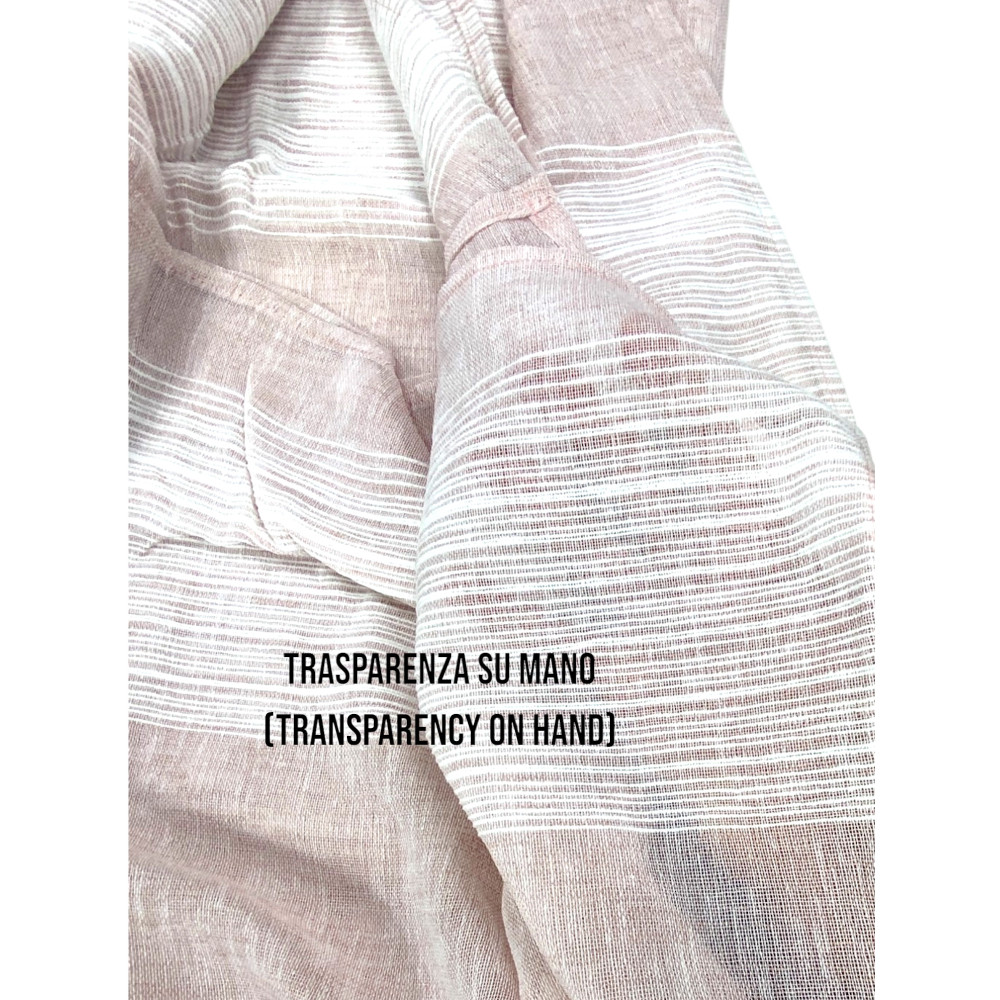 Détail du rideau Monaco rose avec transparence sur la main