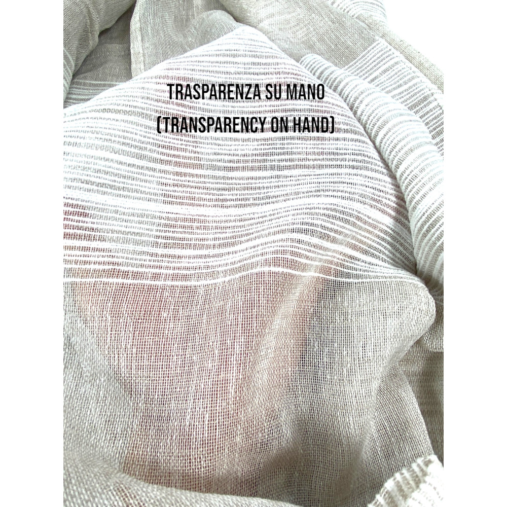 Dettaglio della tenda Monaco beige con trasparenza su mano