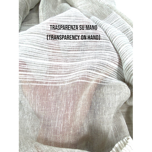 Dettaglio della tenda Monaco beige con trasparenza su mano