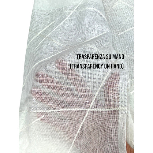 Yara Transparenter weißer Vorhang - Detail an der Hand mit leichtem Stoff