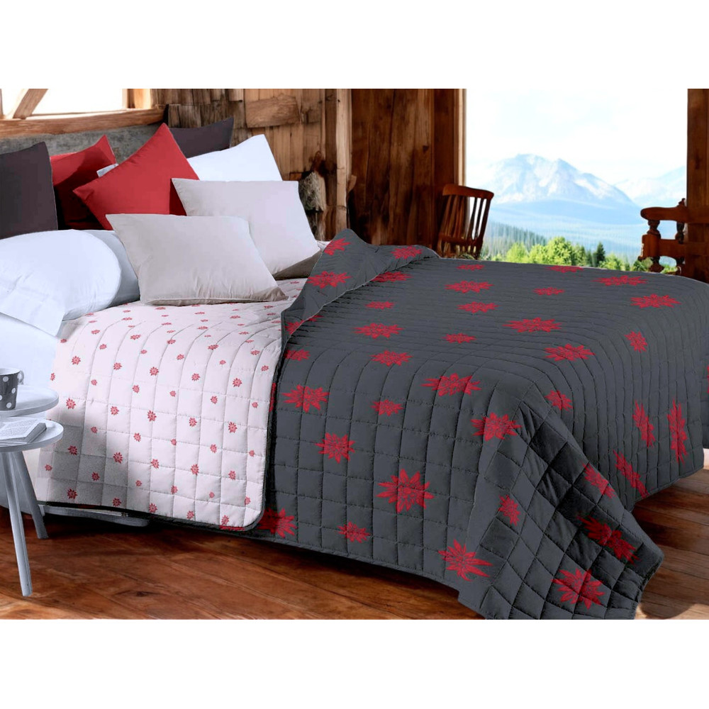 Couvre-lit matelassé Edelweiss gris à décor rouge sur lit rustique