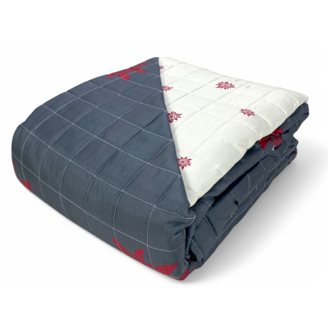 Couvre-lit matelassé Edelweiss gris à décor rouge sur lit rustique 2