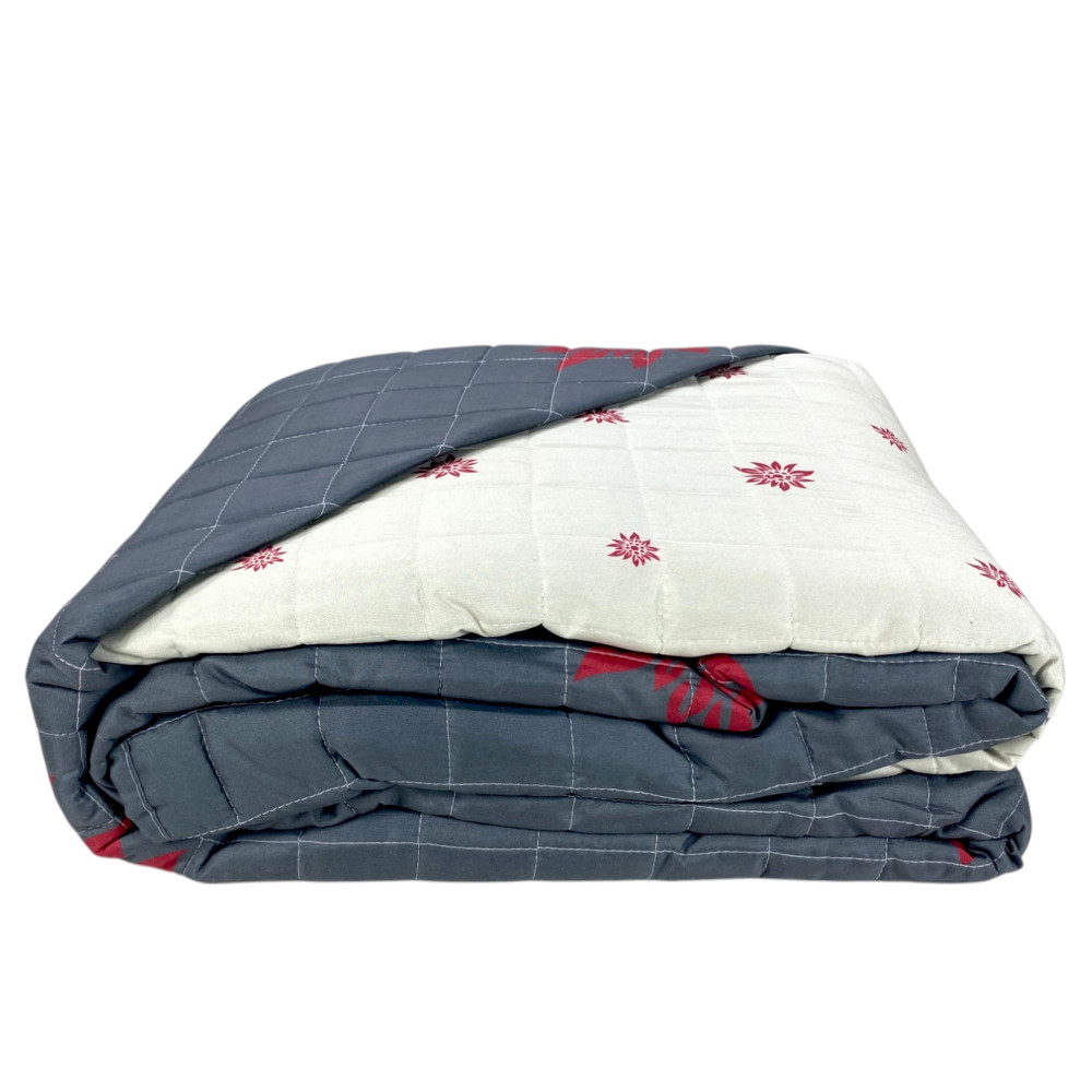 Detalle de tela gris melocotón con estampado floral rojo