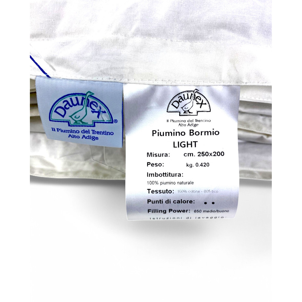 Dettaglio tessuto in cotone e cuciture del piumino BORMIO Light