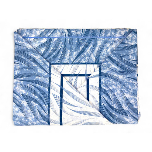 Blue sheets with curved waves - Detail on pillowcase and graphic print