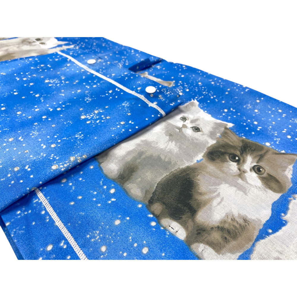 Detalle de fundas de almohada con gatitos y fondo azul estrellado - Botones incluidos