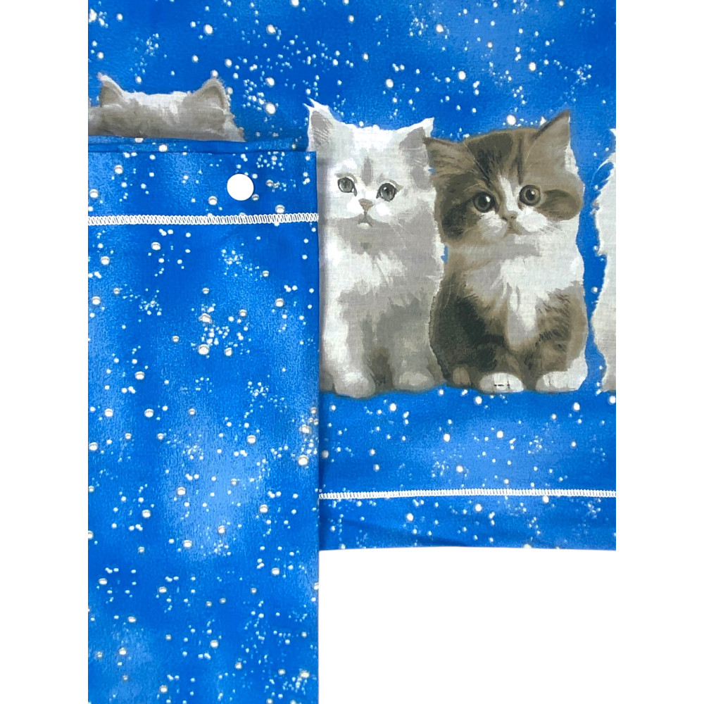 Ver cama doble con estampado de gatito en sábanas azules - Simpatía y diseño