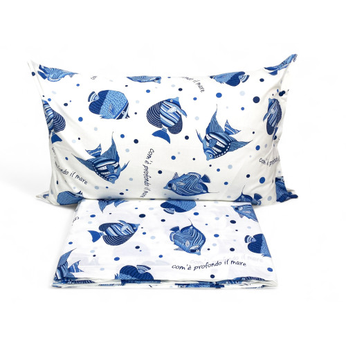Bettset "How Deep is the Sea" mit blauem Fischdruck auf weißem Hintergrund