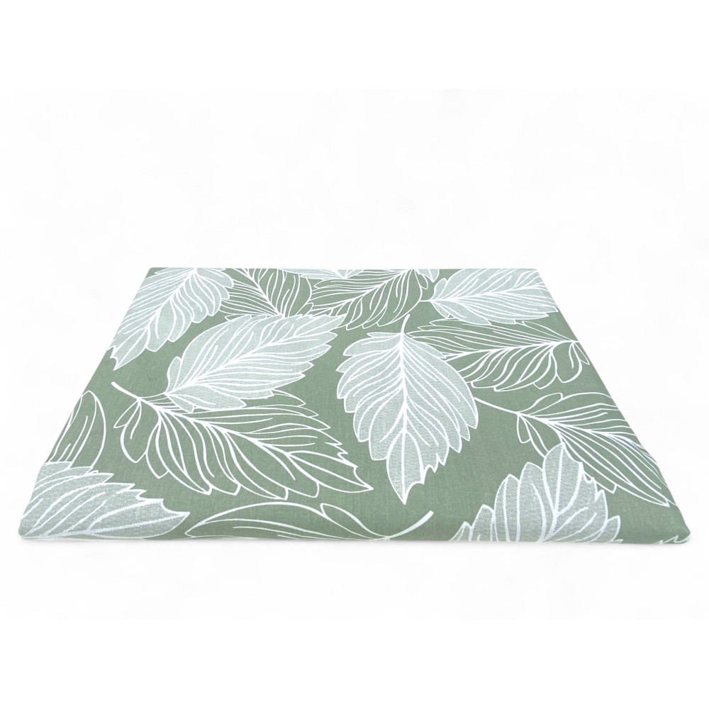 Serviette en feuilles vertes pliée et emballée