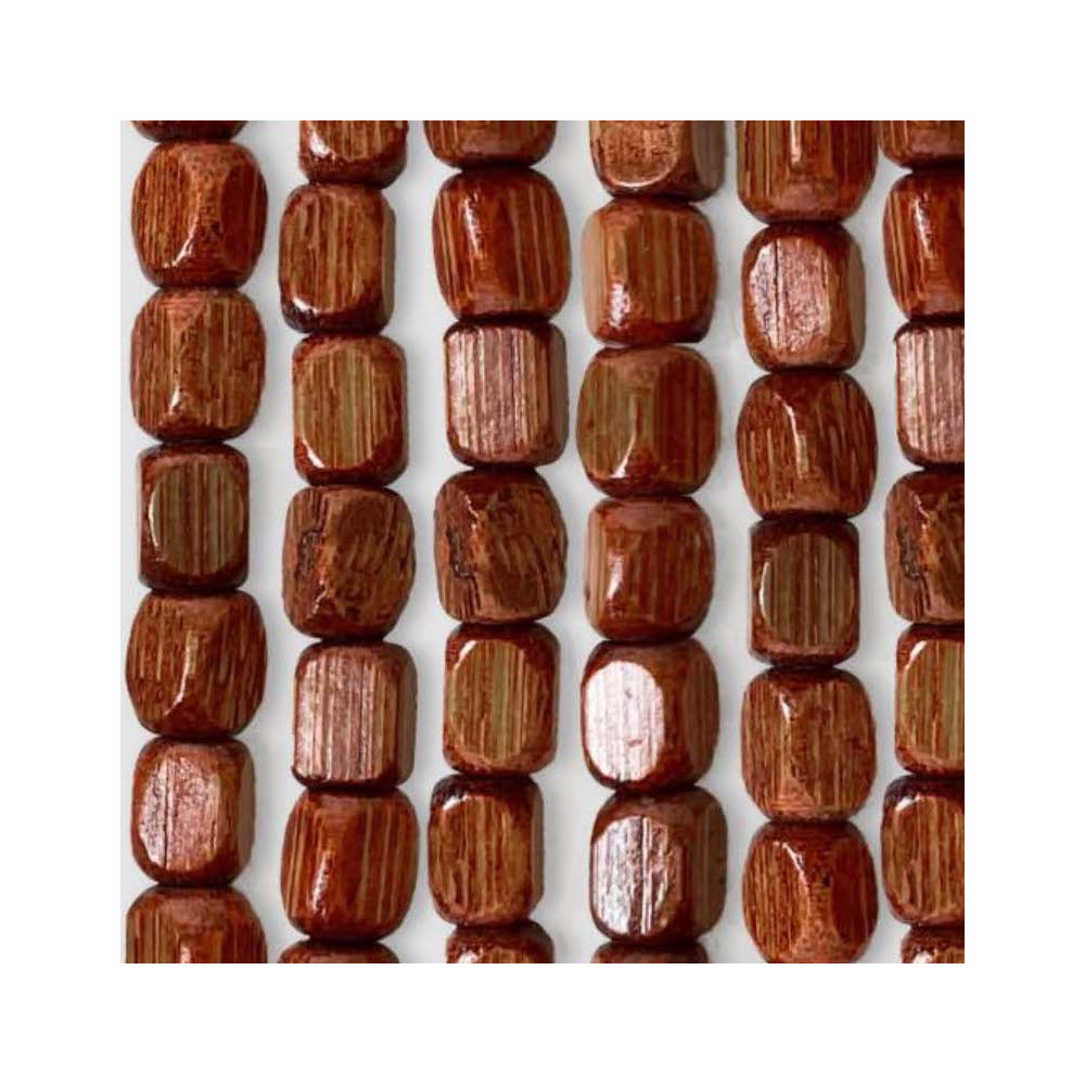 Détail des pompons décoratifs en bois à la base