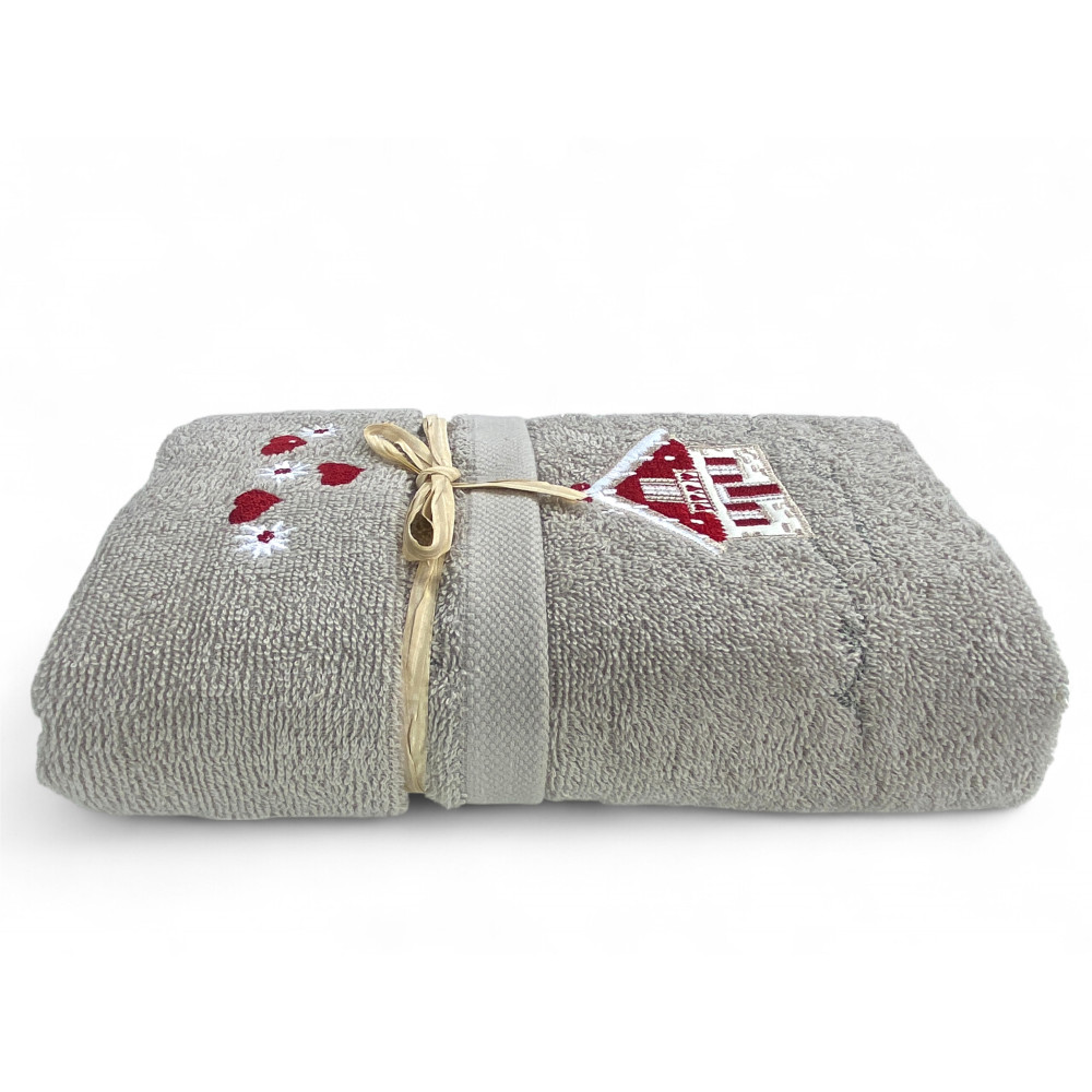Serviette tyrolienne taupe avec décorations de cœur rouge et edelweiss