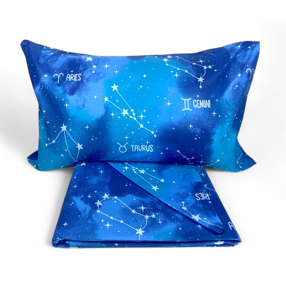 Blauer Bettbezug "Sleep Time" mit Sternzeichen auf dem Bett