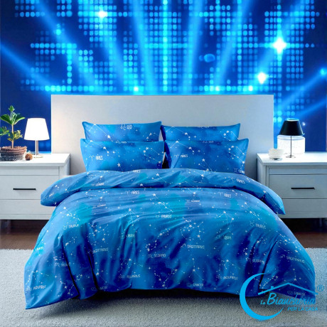 Copripiumino blu “Tempo di Dormire” con segni zodiacali su letto 2