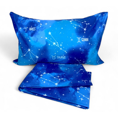 Blaue Bettwäsche mit mystischen Sternzeichen auf dem Bett – italienische Baumwolle