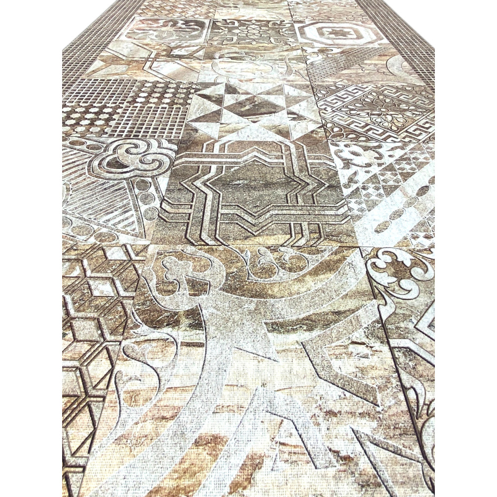 Vue complète de l’élégant et neutre tapis de chemin de table en majolique beige