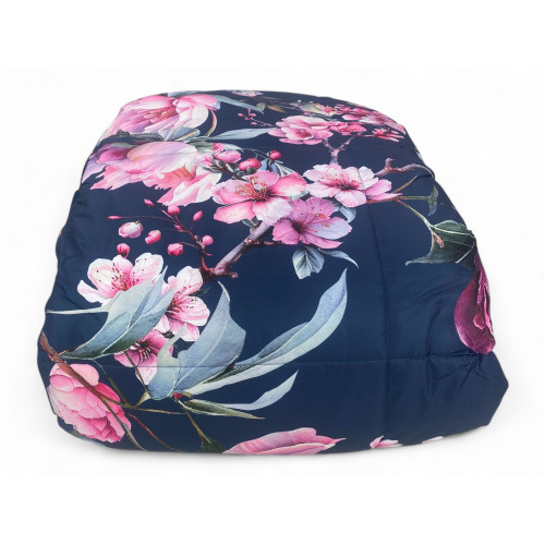 Double Quilt Stream - warme Blumendecke in Blau und Rosa, ideal für elegante Räume